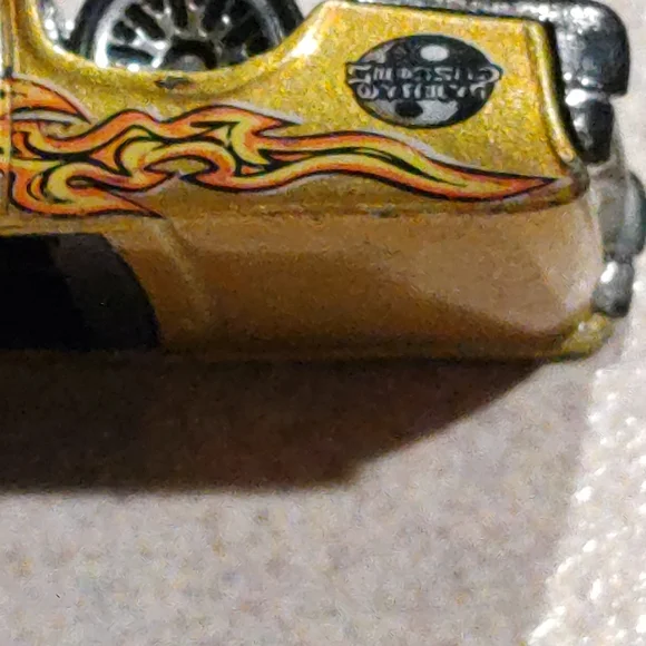 Vintage Hot Wheel 1999 features 1:64 scale diecast model of Lincoln Continental - Picture 9 of 10